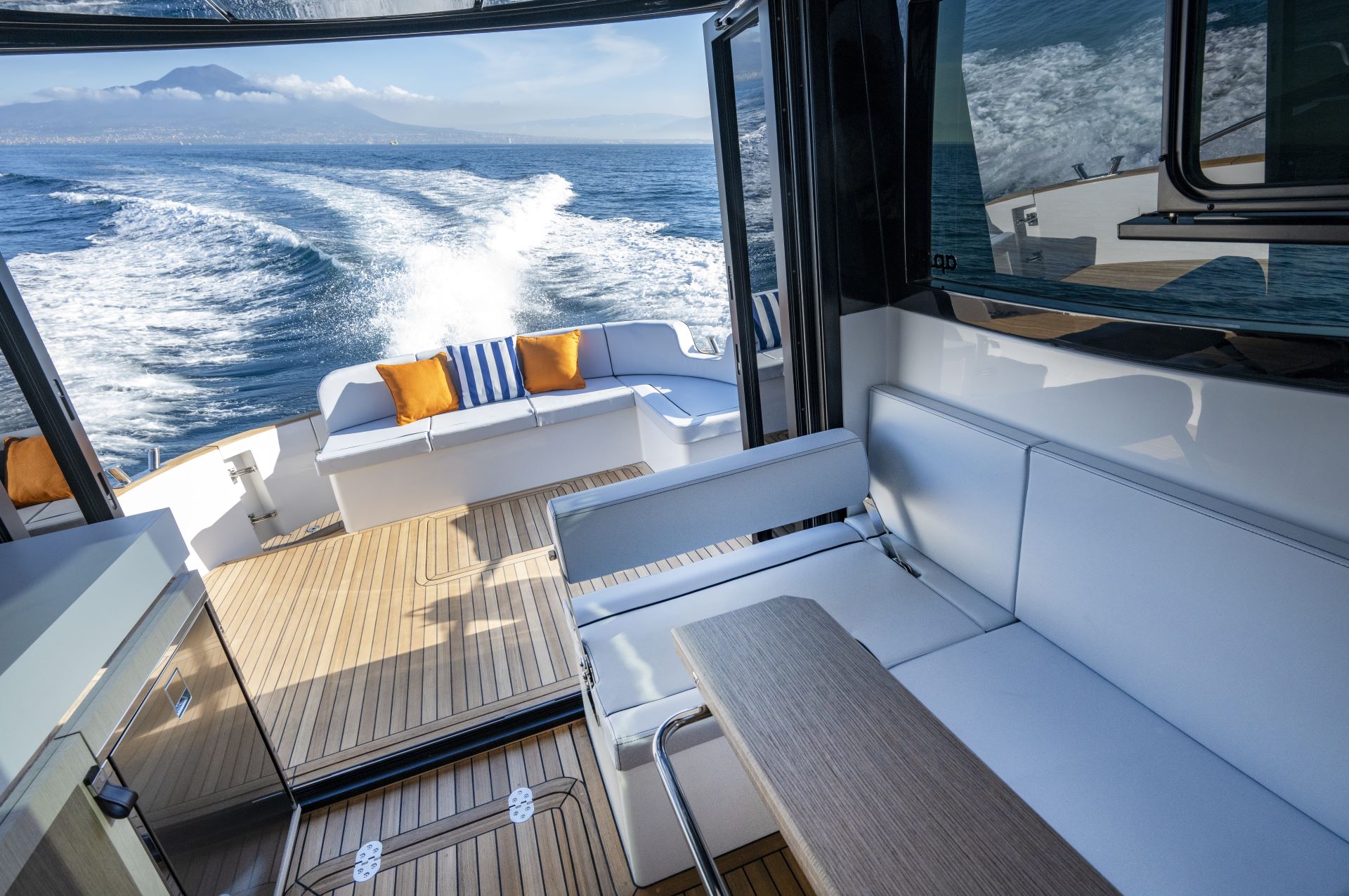 Open-plan salon with seamless access to the cockpit