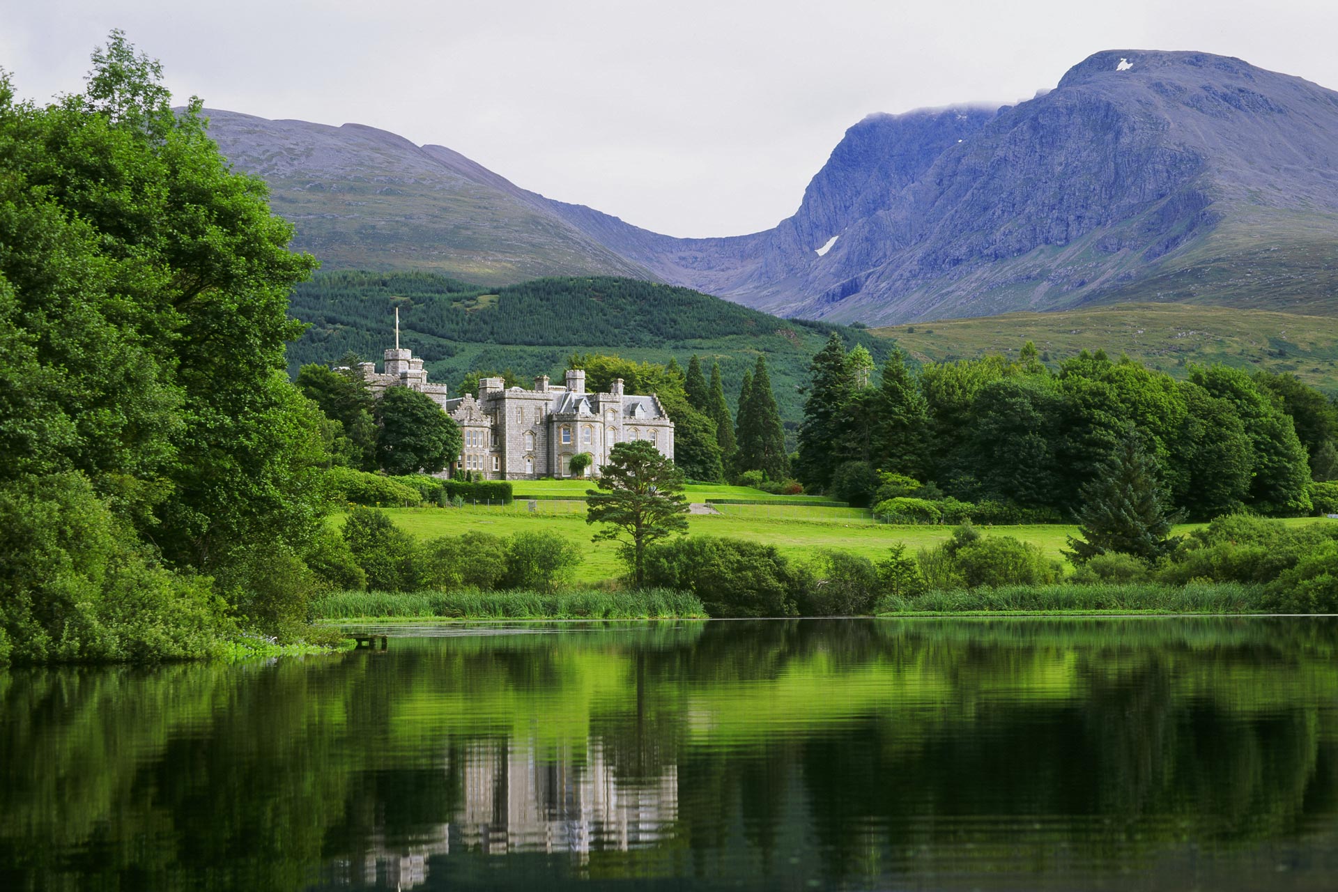 Inverlochy-Castle-skotska-eksterijer-00.jpg