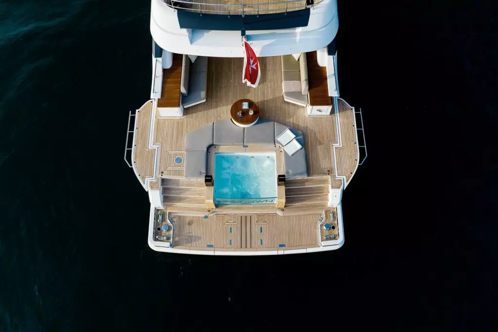 Benetti-Oasis-34M-infinity-bazen-03-1024x683.jpg