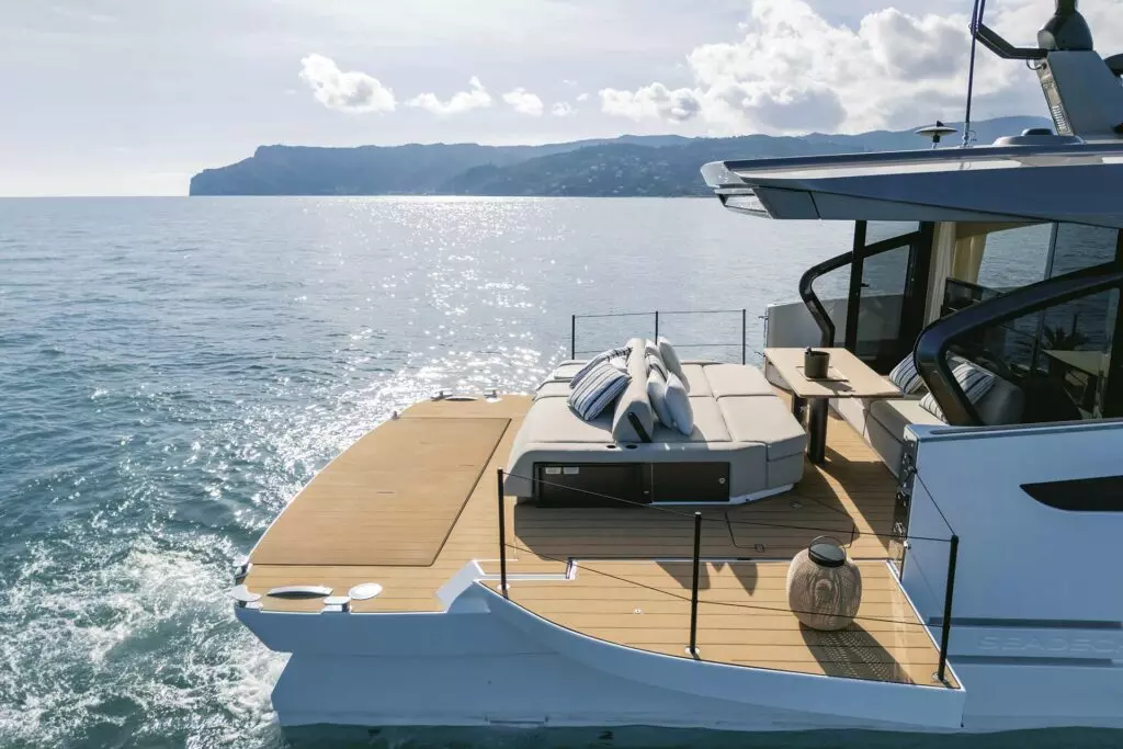 Azimut seadeck 6 krmena platforma