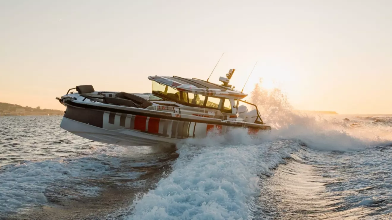 Axopar 38 XC Cross Cabin - exterior.jpg