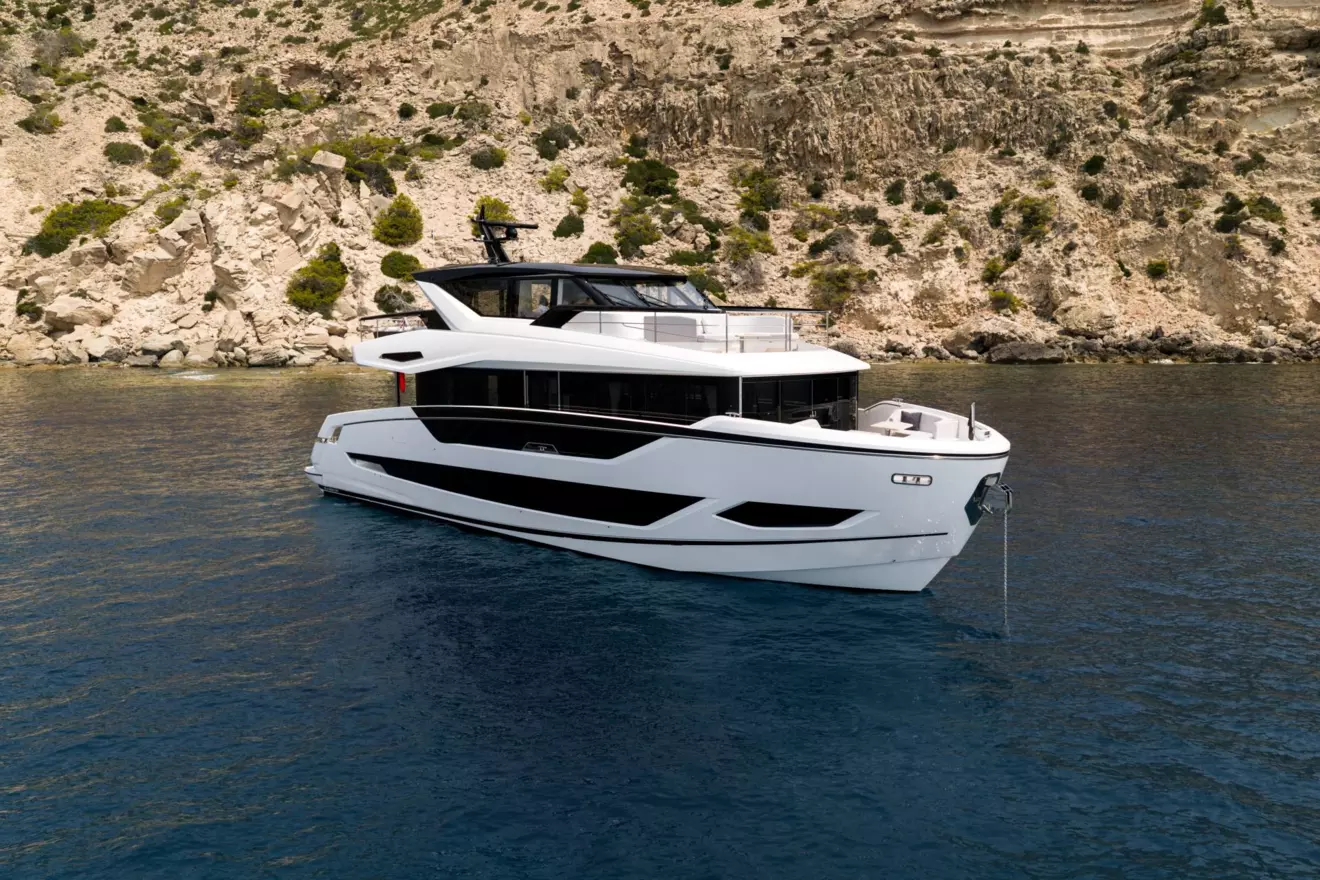 Sunseeker-82 Ocean Enclosed - side view anchor.jpg