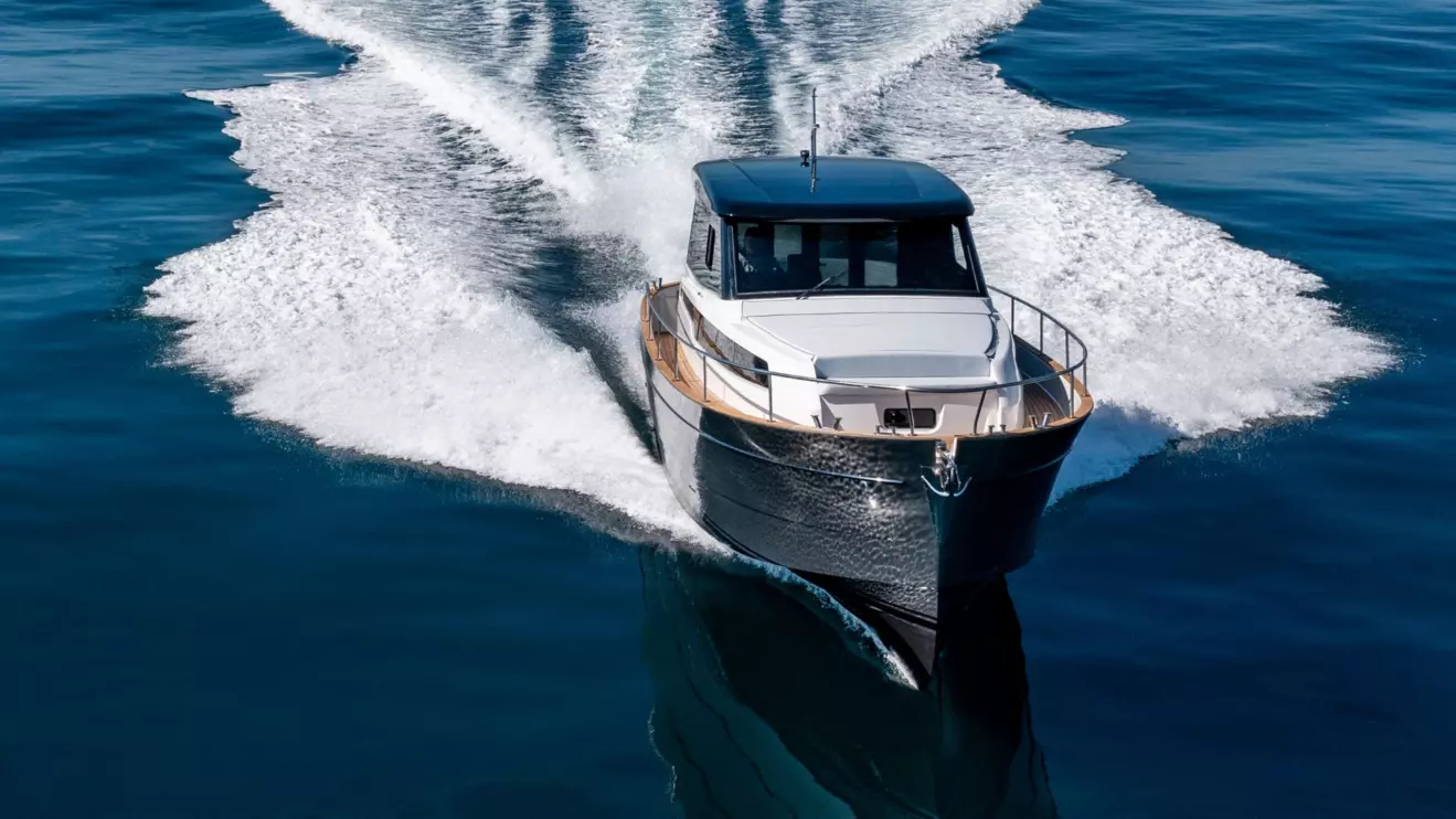 Apreamare - Gozzo 38 Cabin-front view.jpg