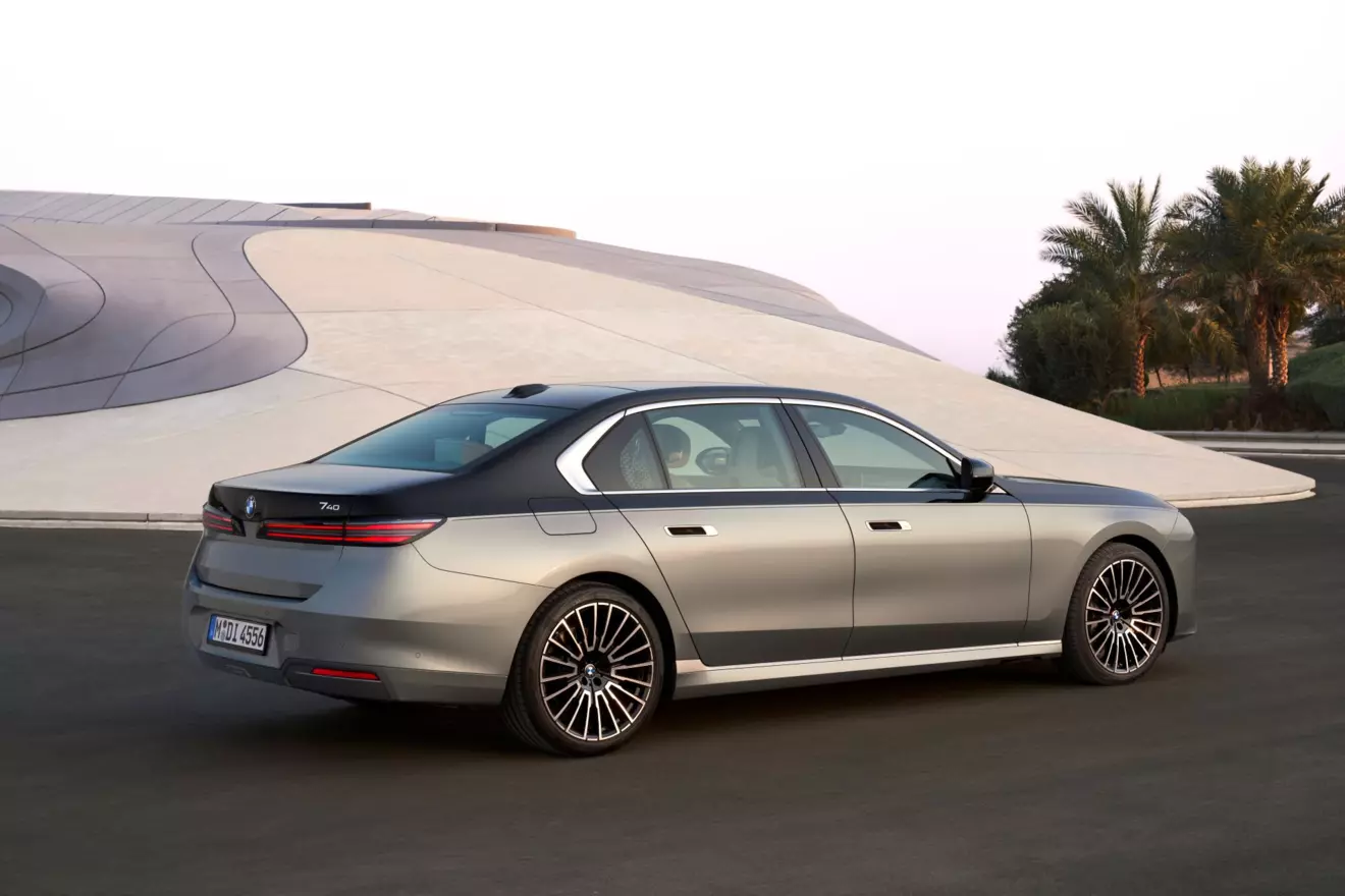 bmw serije 7 - pogled straga.jpg