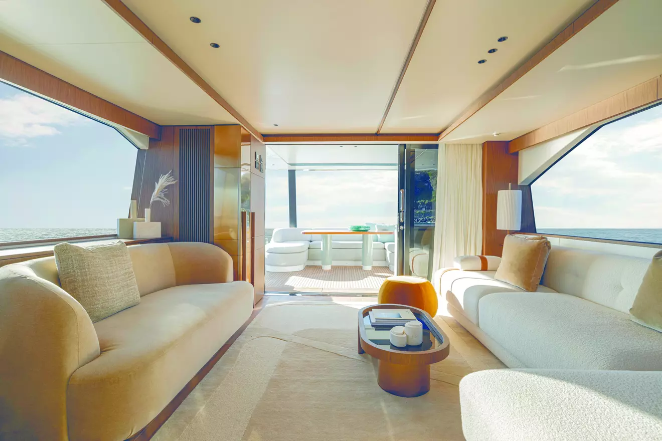 azimut-72-fly-salon.jpg