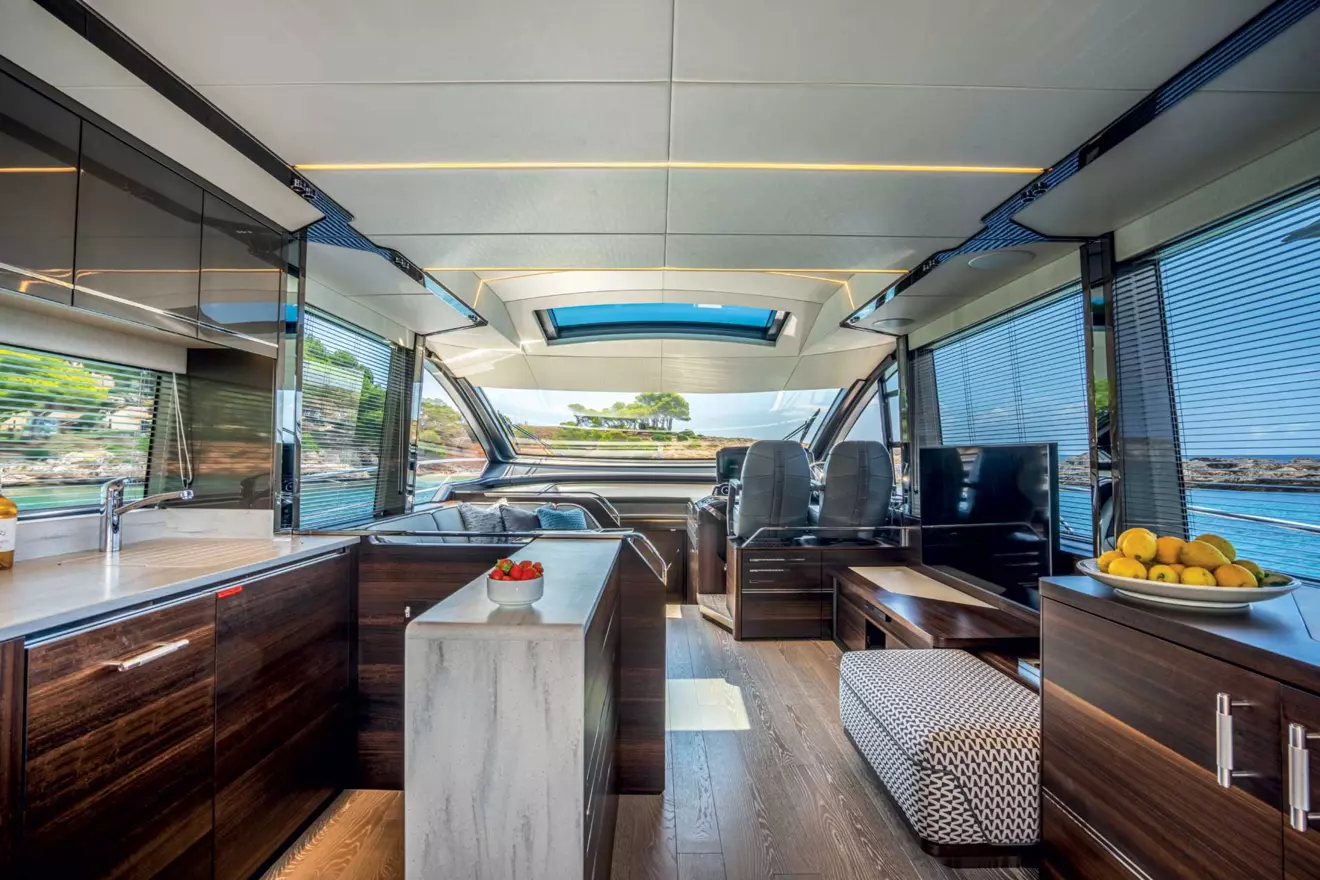 sunseeker-65-sport-yacht-interijer-salon-00.jpg