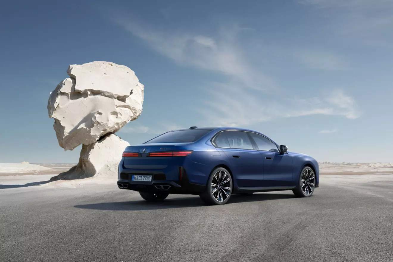 bmw serije 7 - pogled straga i boka.jpg