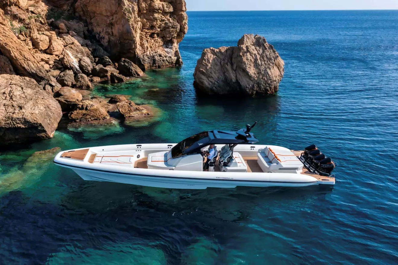 Technohull Alpha 50 na sidru
