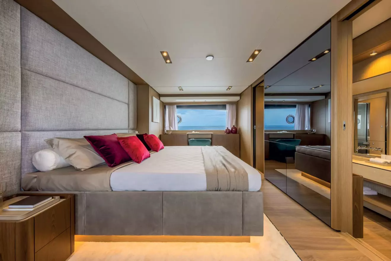 Ferretti-1000-kabina-00.jpg