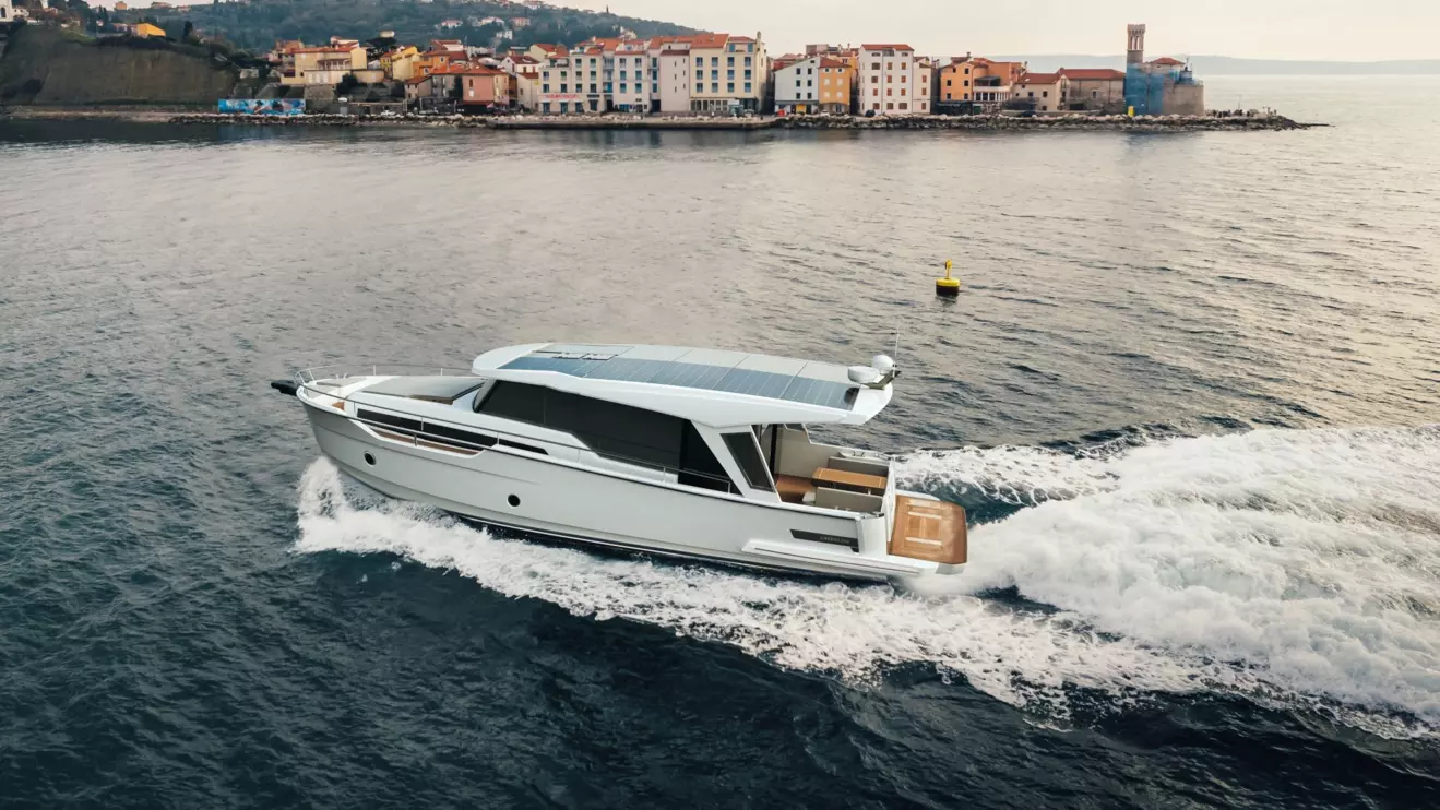 Greenline 42-cruising.jpg