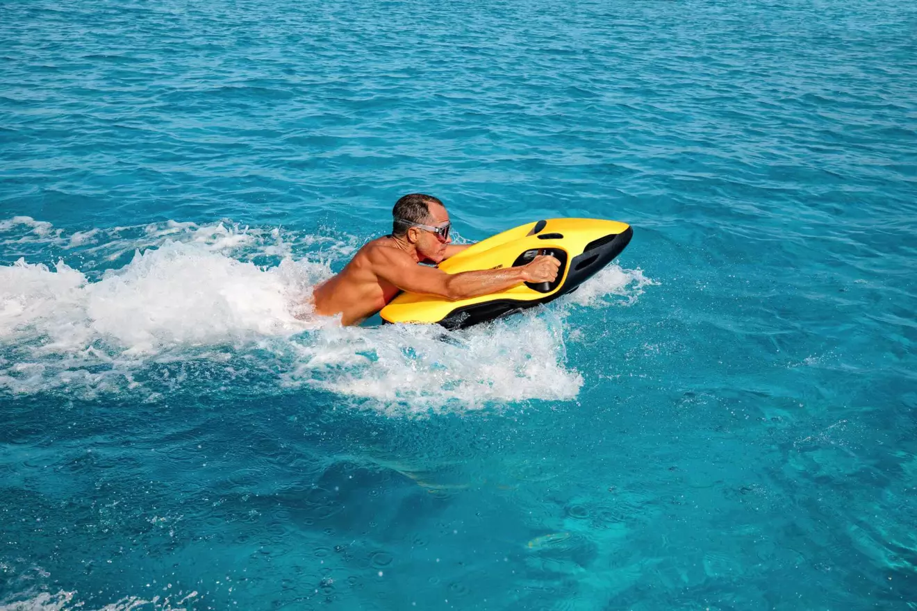 ©CAYAGO_SEABOB_F9_carrex yellow_driver_overwater.jpg