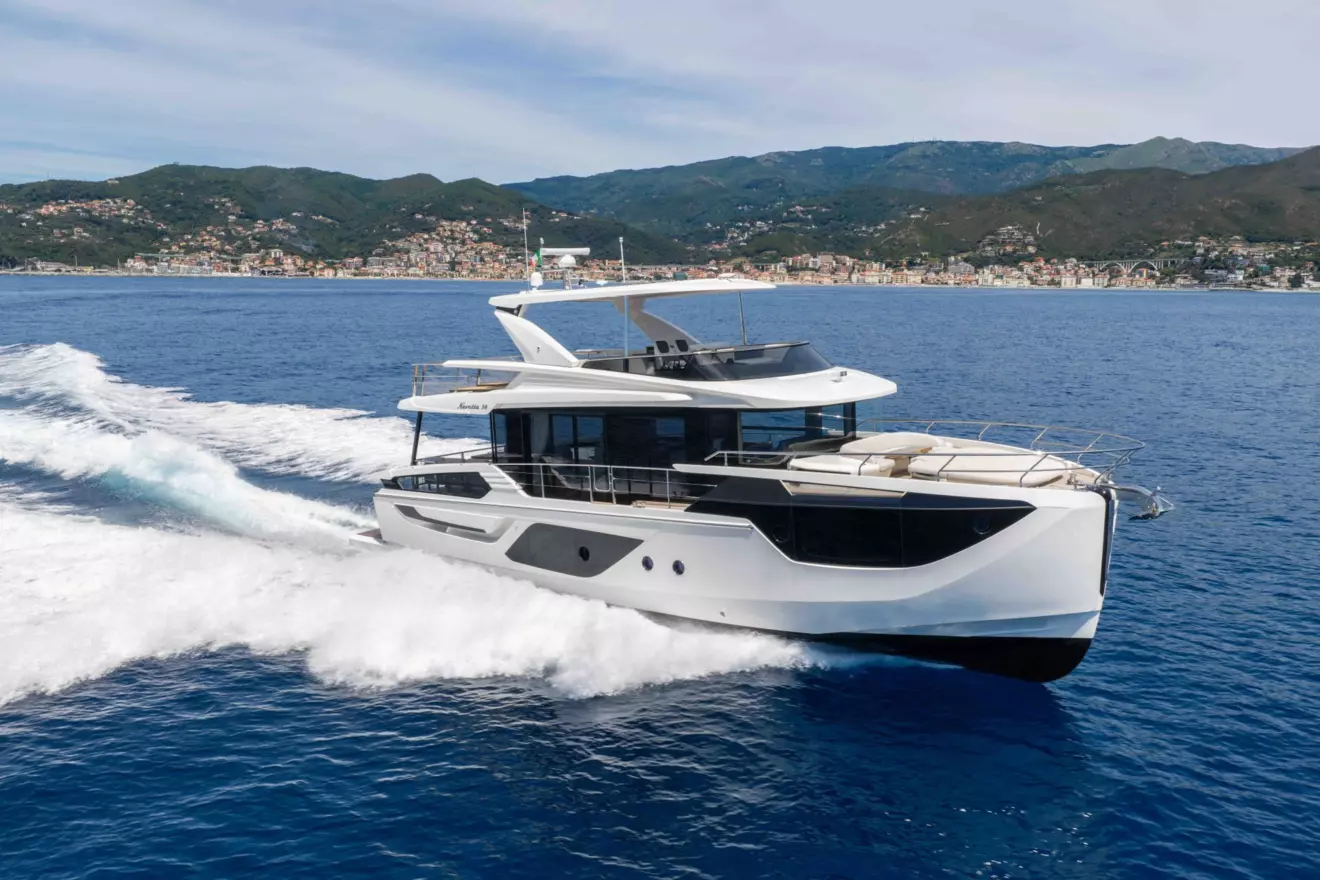 Absolute Navetta 58 - side view crusing.jpg