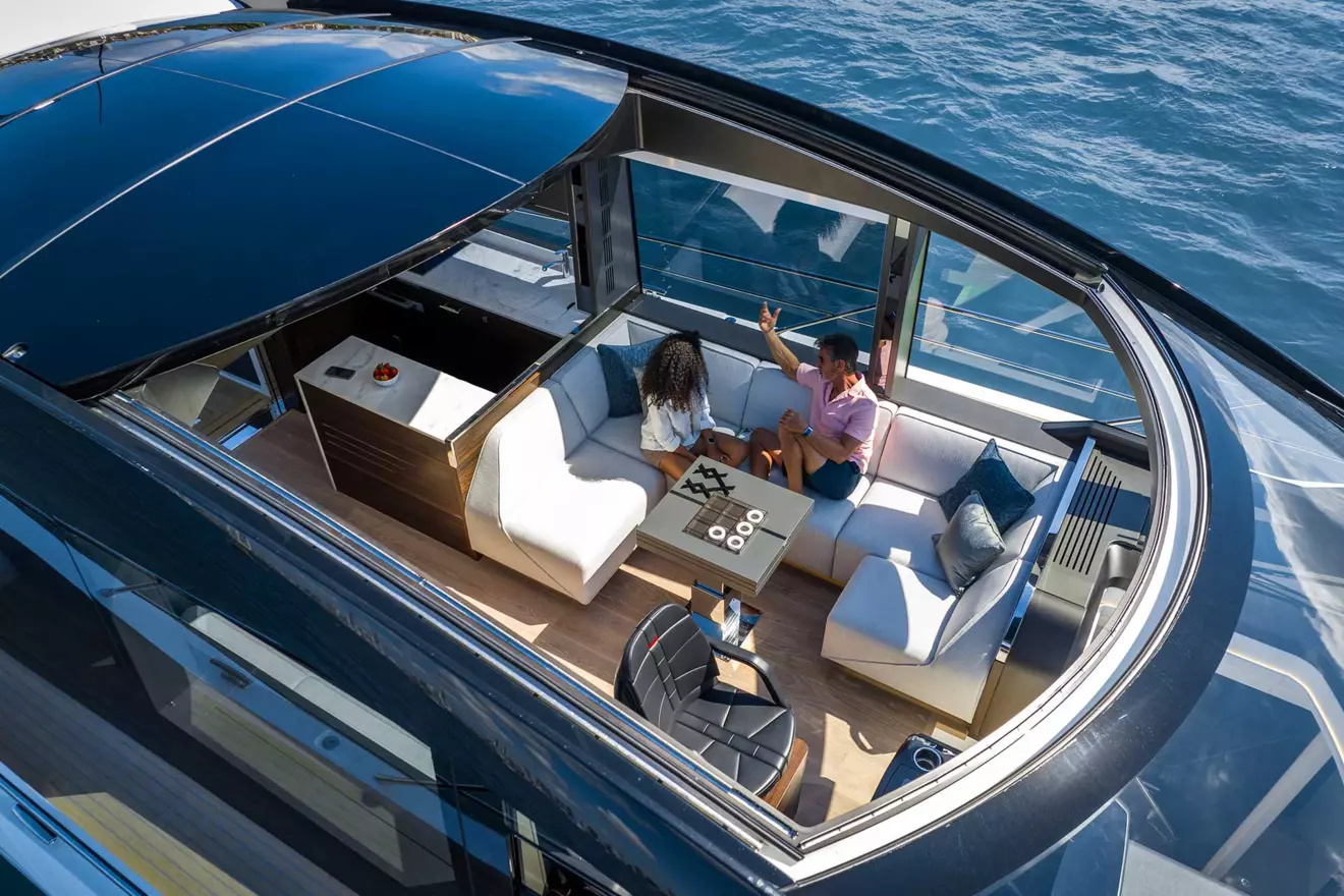 Sunseeker Predator 65 krovni otvor