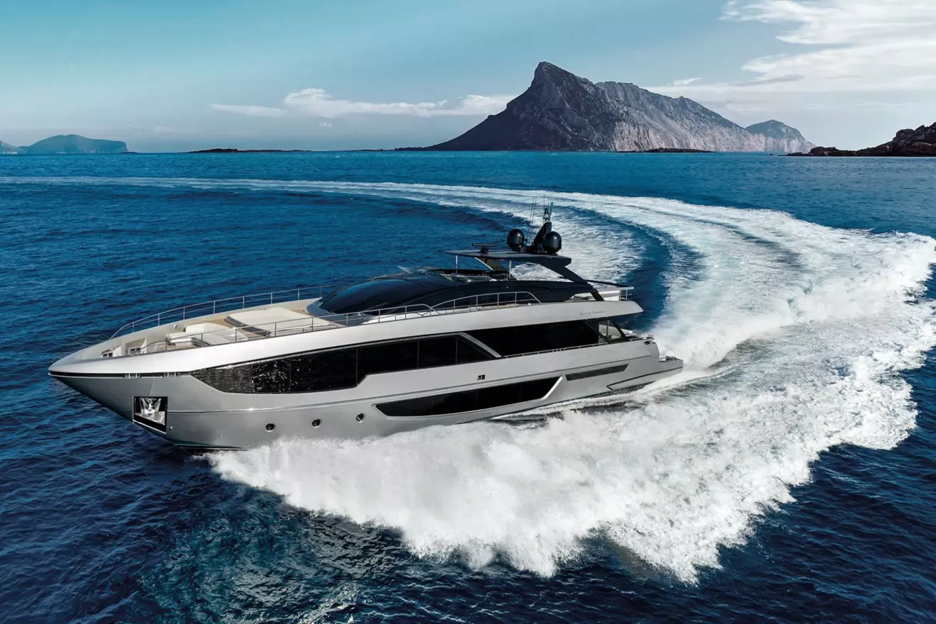 Riva 102 Corsaro Super - side view cruising.jpg
