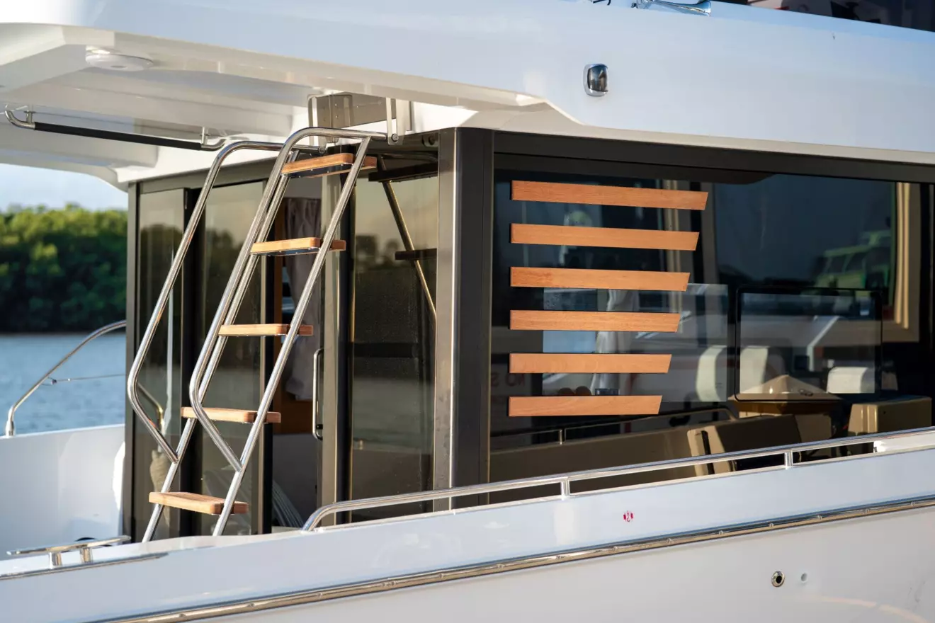 Beneteau Swift Trawler 37 Fly - flybridge stairs.jpg