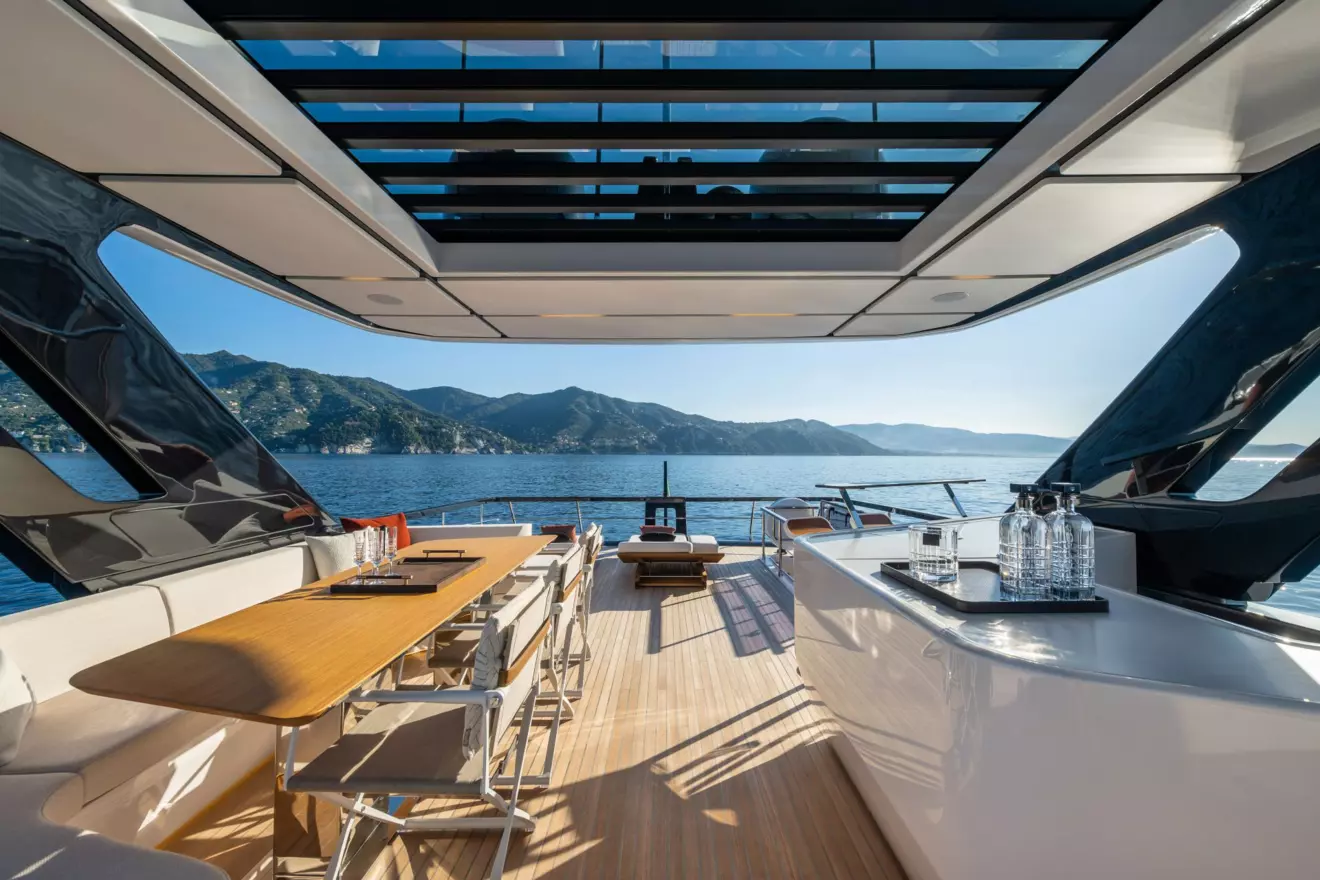 Ferretti Yachts 800 flybridge