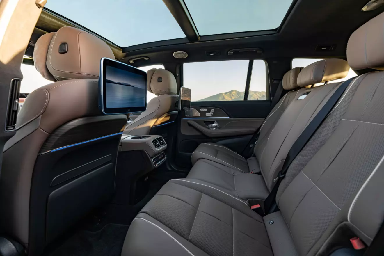 Mercedes GLS - straznja klupa.jpg