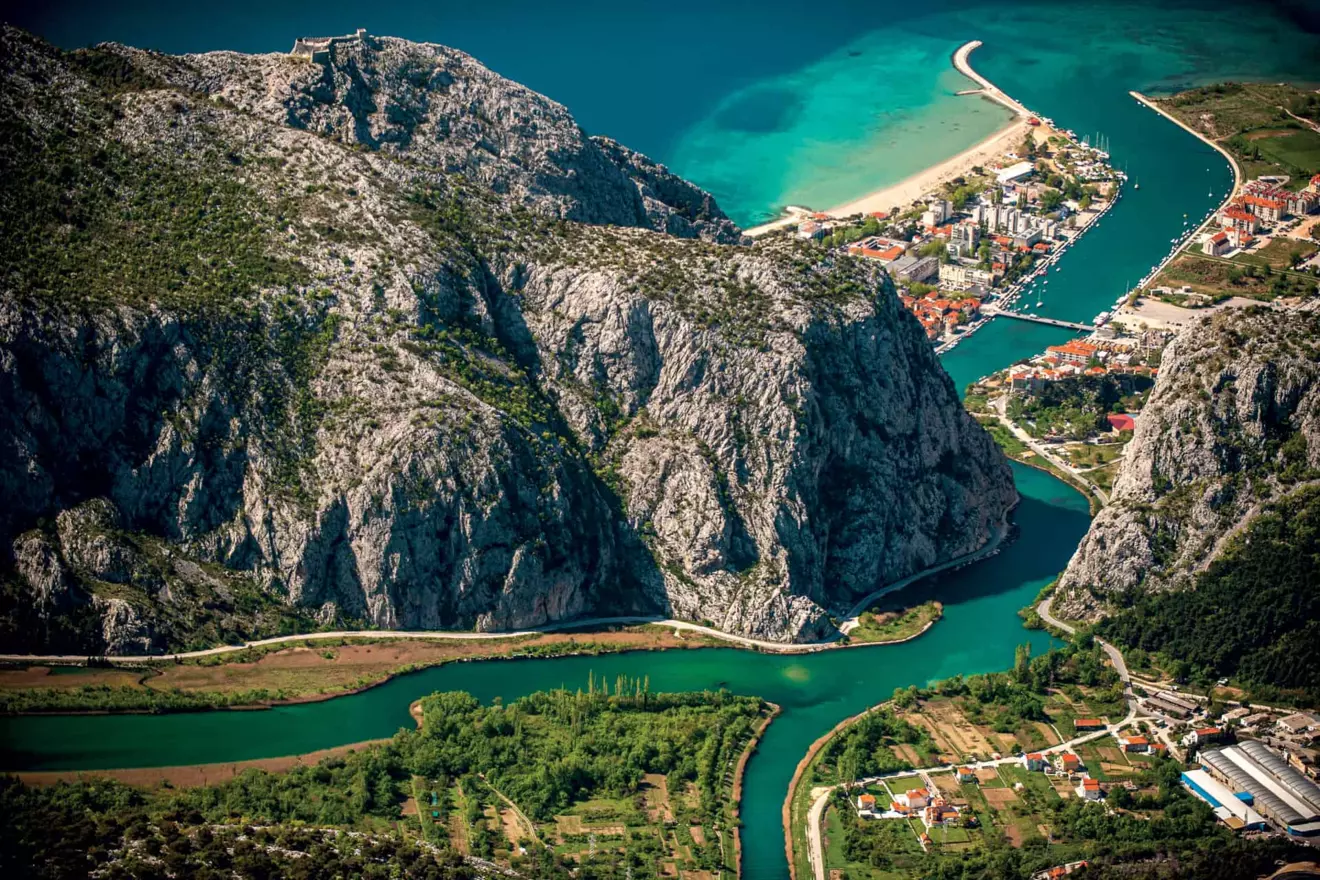 pogled s omiške tvrđave fortica, kanjon cetine, dalmacija