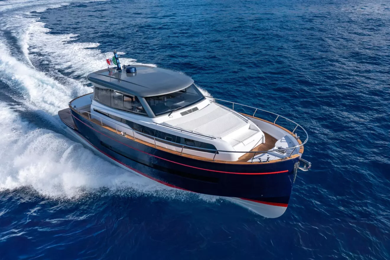 Apreamare Gozzo 48 - front view cruising.jpg
