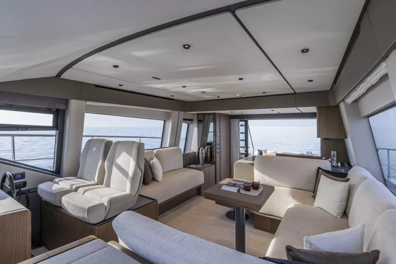 ferretti-580-kormilarska-sjedala-salon-00.jpg