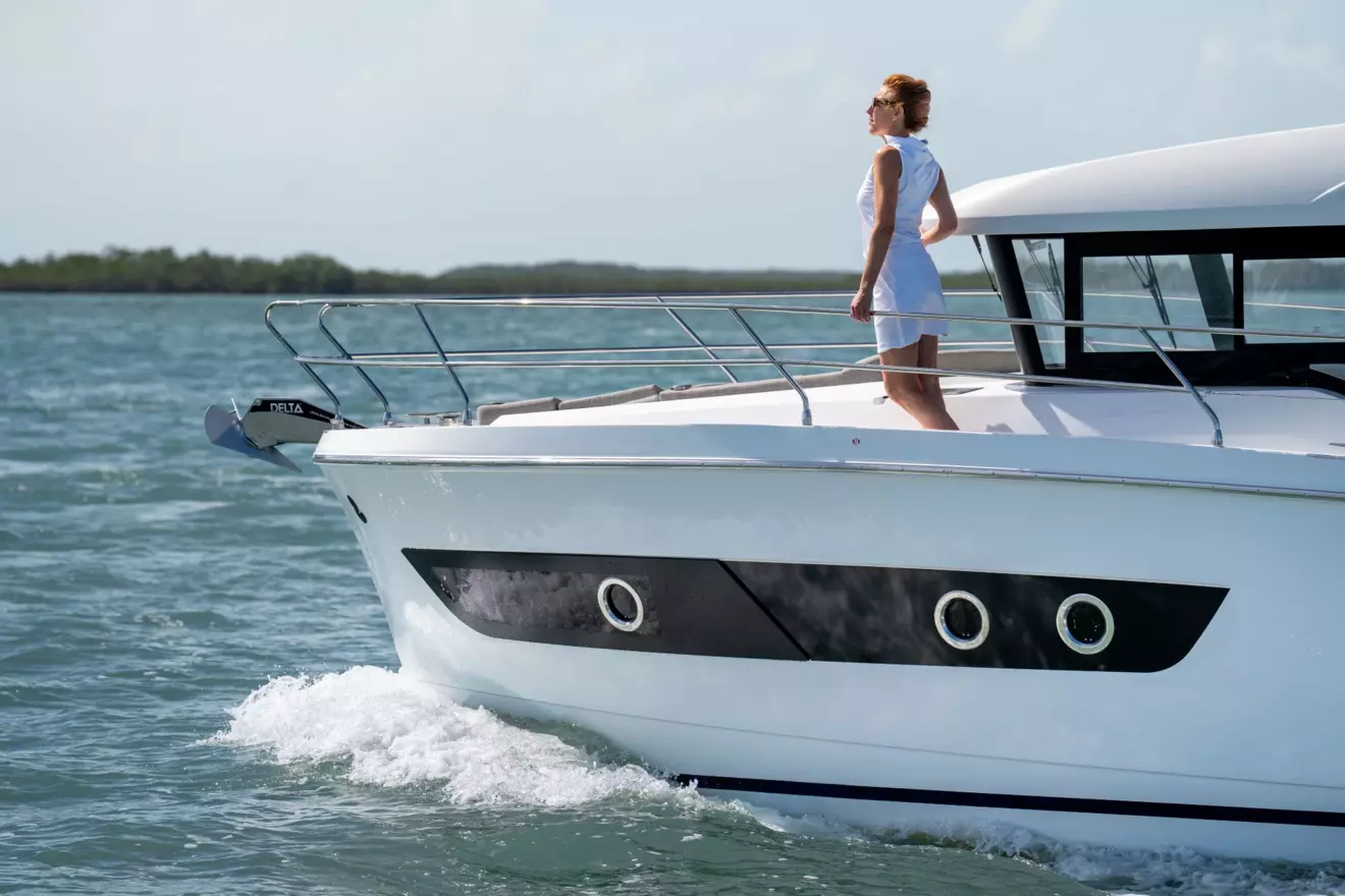 Beneteau Swift Trawler 37 Fly - bow.jpg