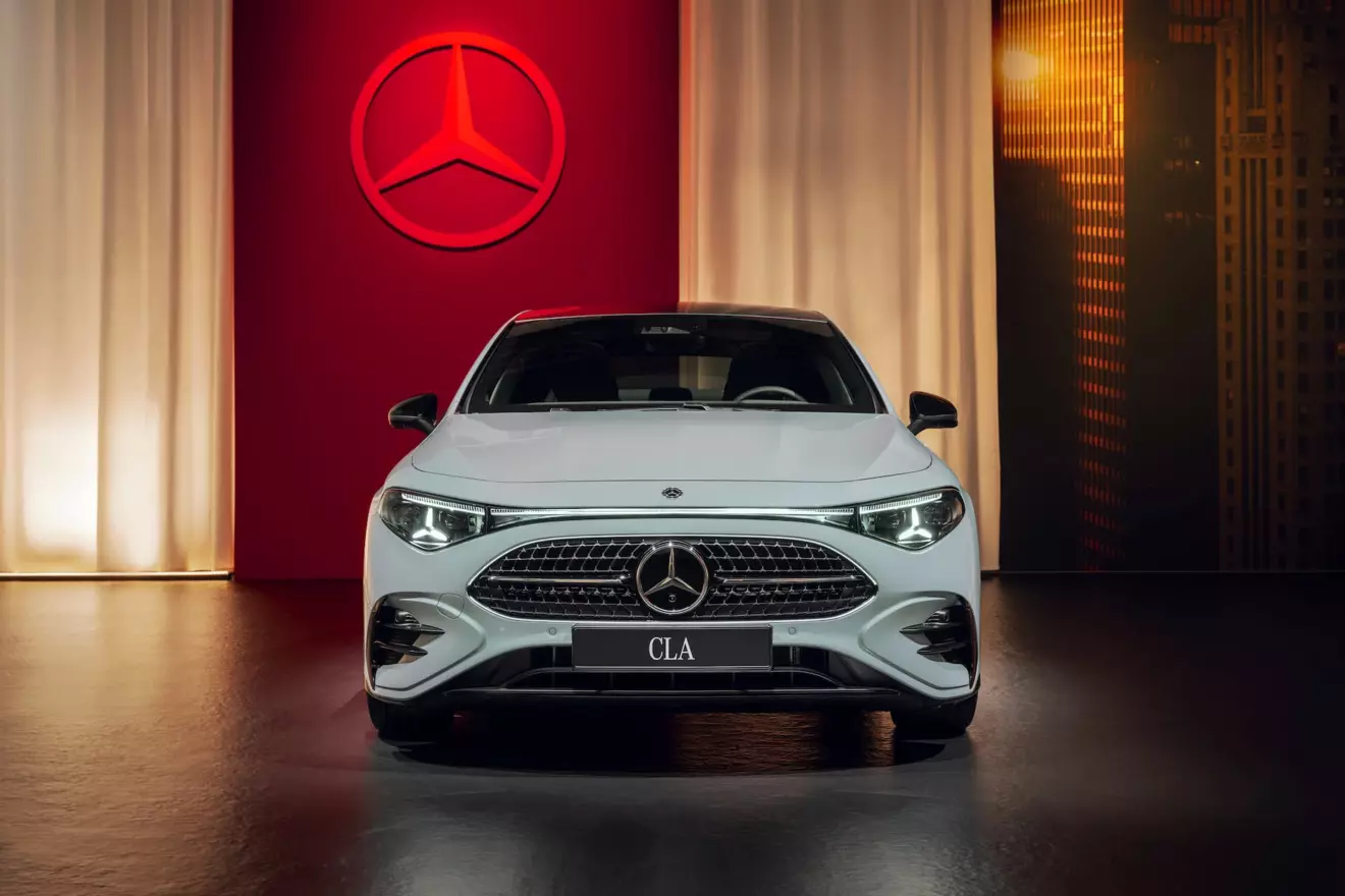 Novi bijeli Mercedes CLA