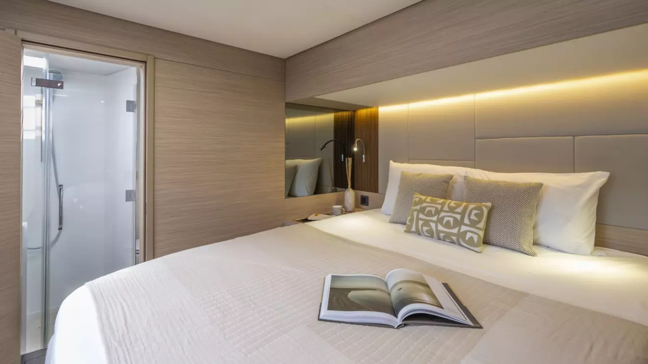 lagoon 60 - VIP cabin.jpg