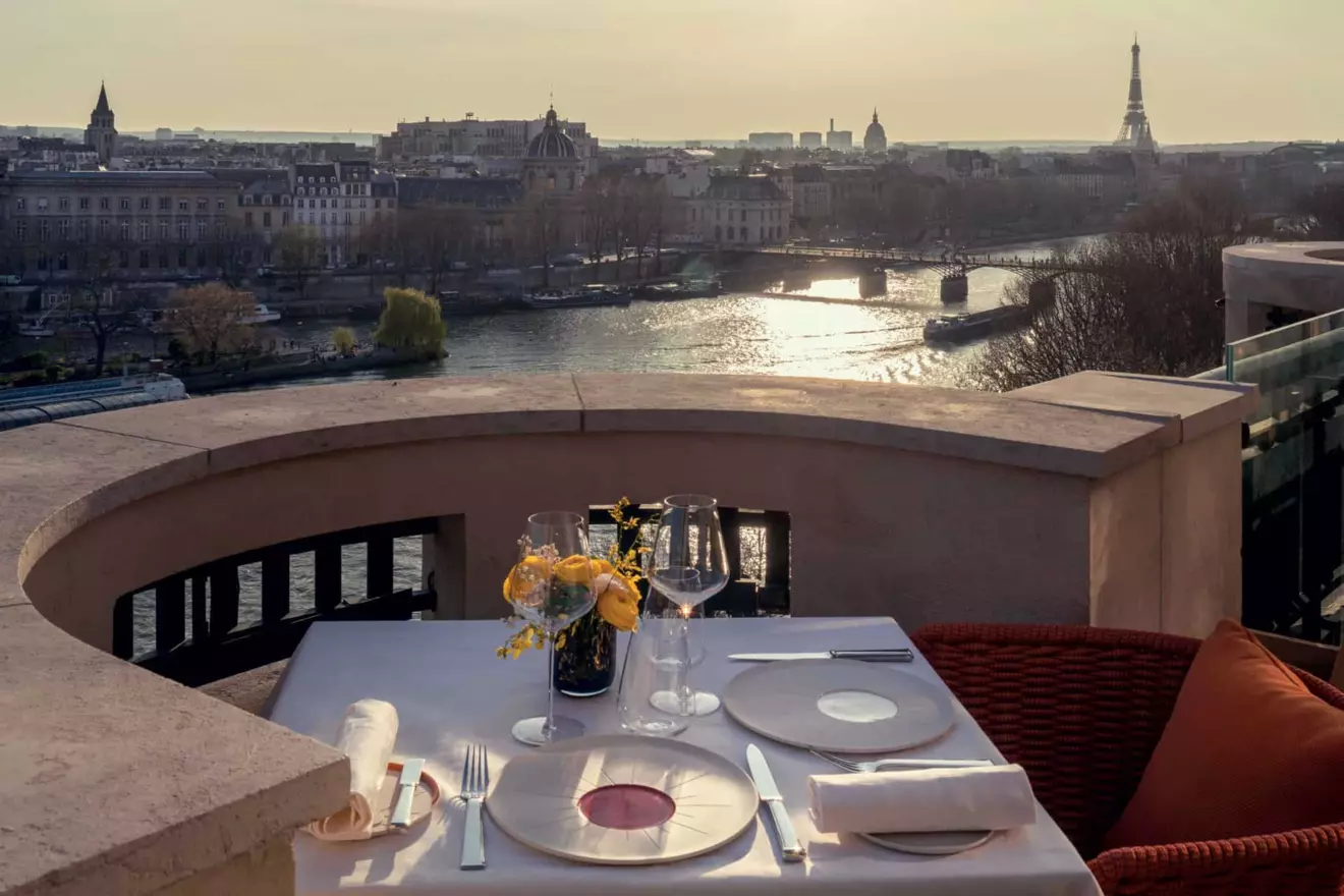 Ovo je fotografija restorana s pogledom na najstariji pariški most - Pont Neuf