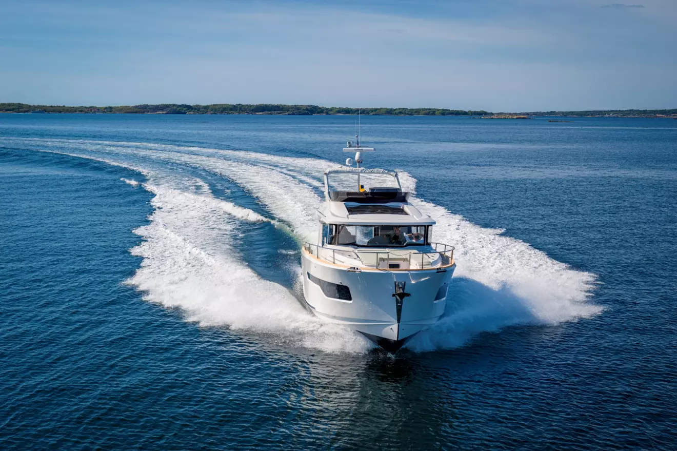 Nimbus 495 Fly - front view cruising.jpg