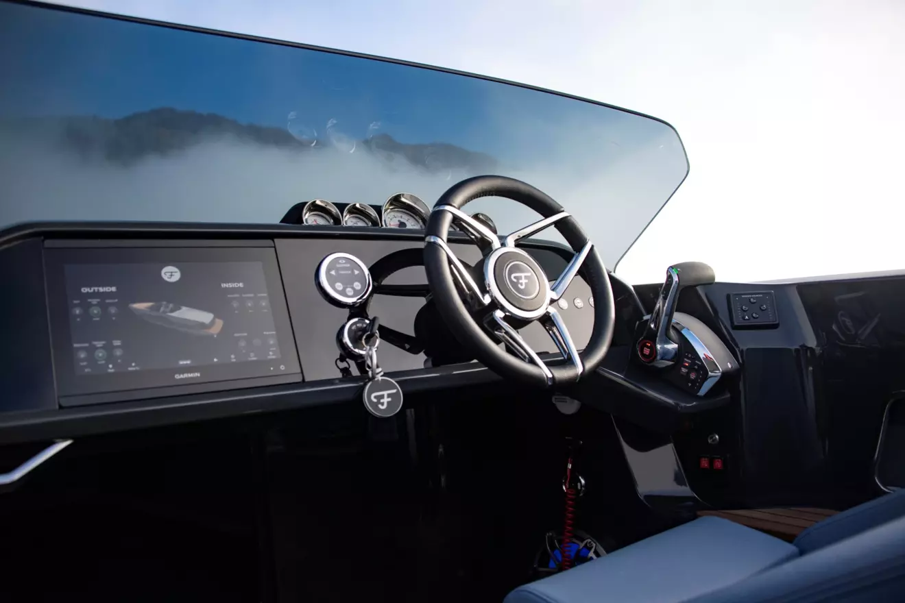 Frauscher 797 Spectre-cockpit.jpg