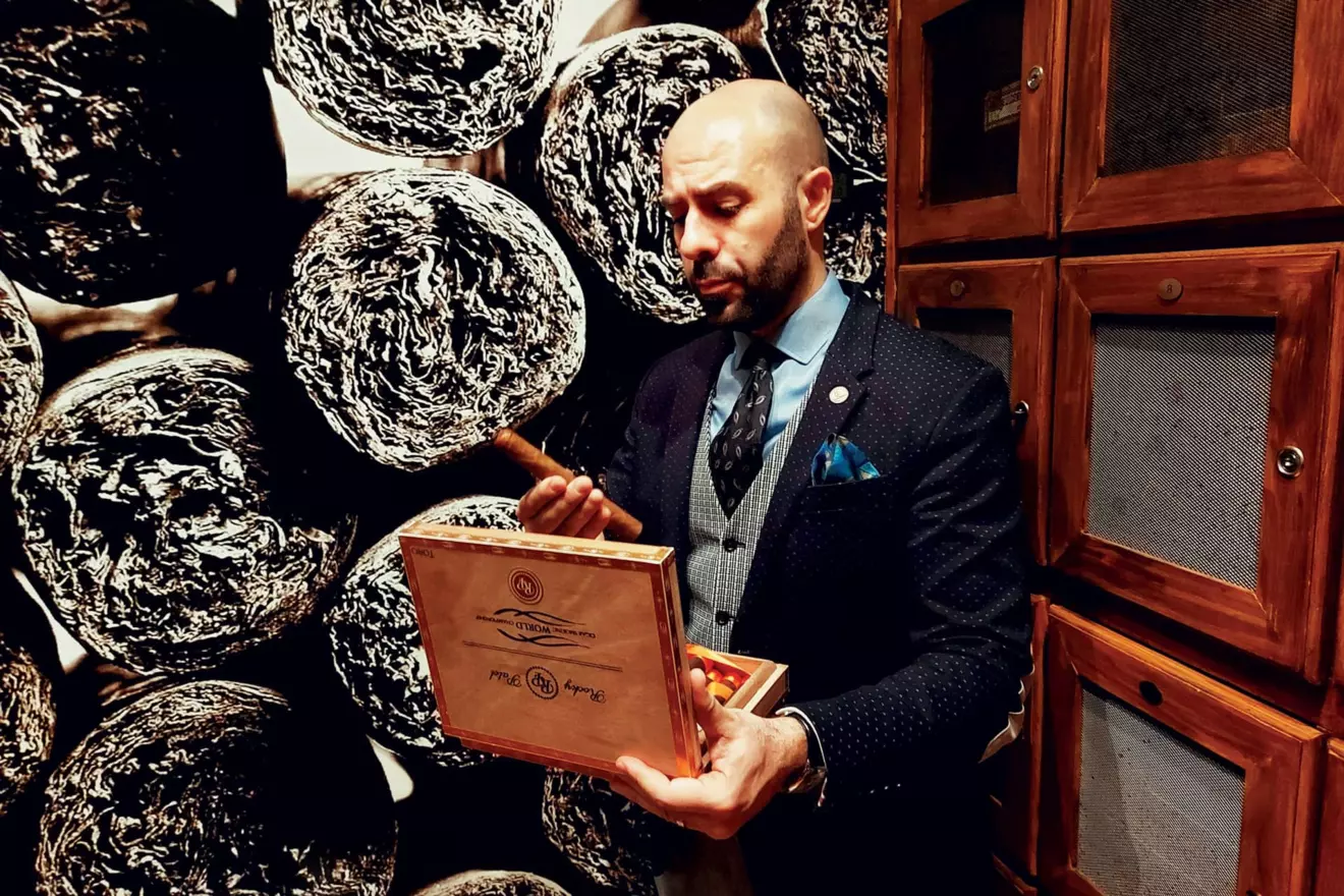 Ovo je fotografija Marka Bilića, Cigar club Mareva