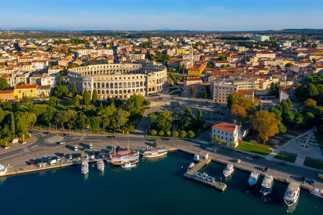 Pula-pulska-arena-00.jpg