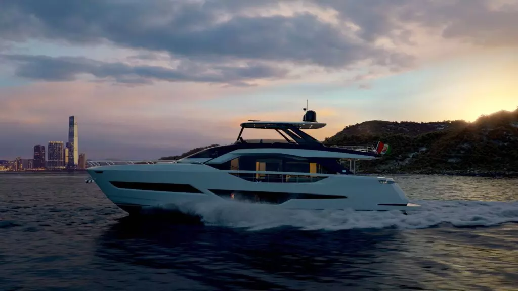 Ferretti Yachts 800 - noćni pogled: Osvijetljena Ferretti Yachts 800 jahta u noćnom ambijentu.