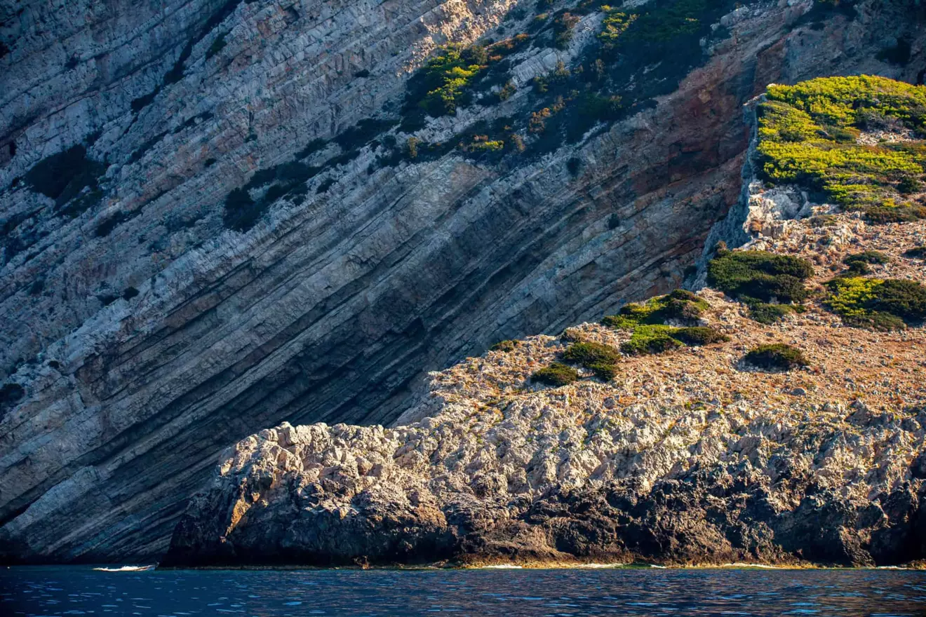 Ovo je fotografija morske špilje Medvidina otok svetac