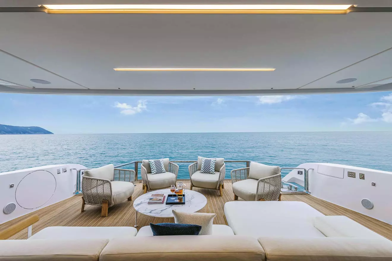 Ferretti Infynito 90 krma