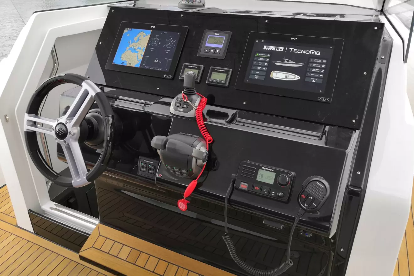 Pirelli 42 - helm station.jpg