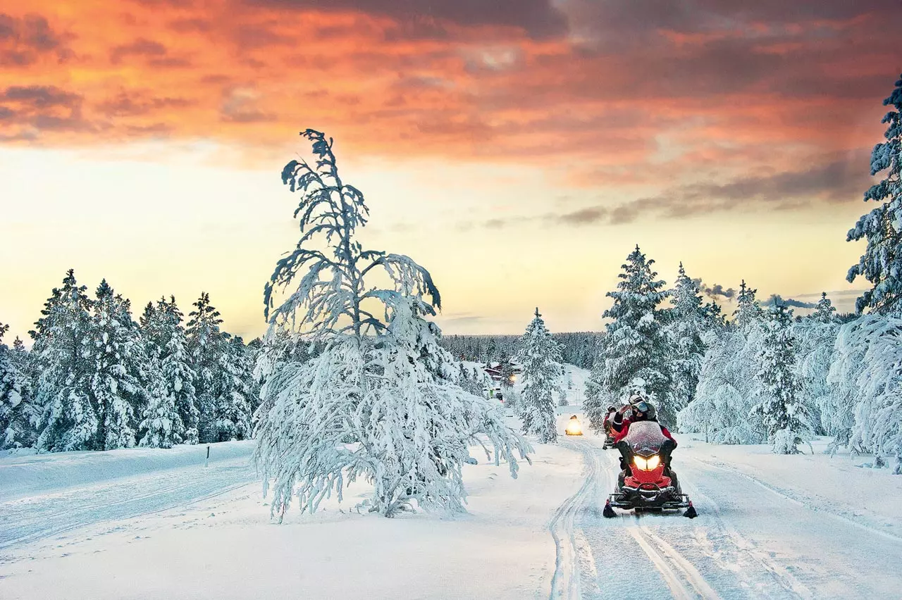 Snowmobile Kakslauttanen 