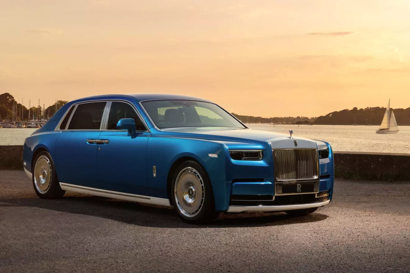 Rolls Royce Phantom Regatta - pogled sprijeda.jpg