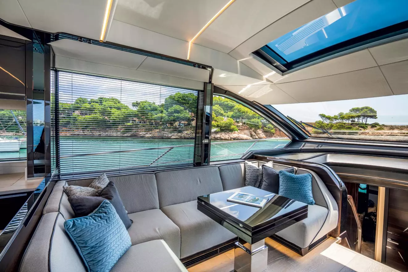sunseeker-65-sport-yacht-unutrasnjost-sjedeca-garnitura-sa-stolom-00.jpg