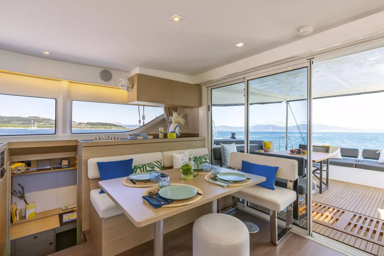 Lagoon 43 salon