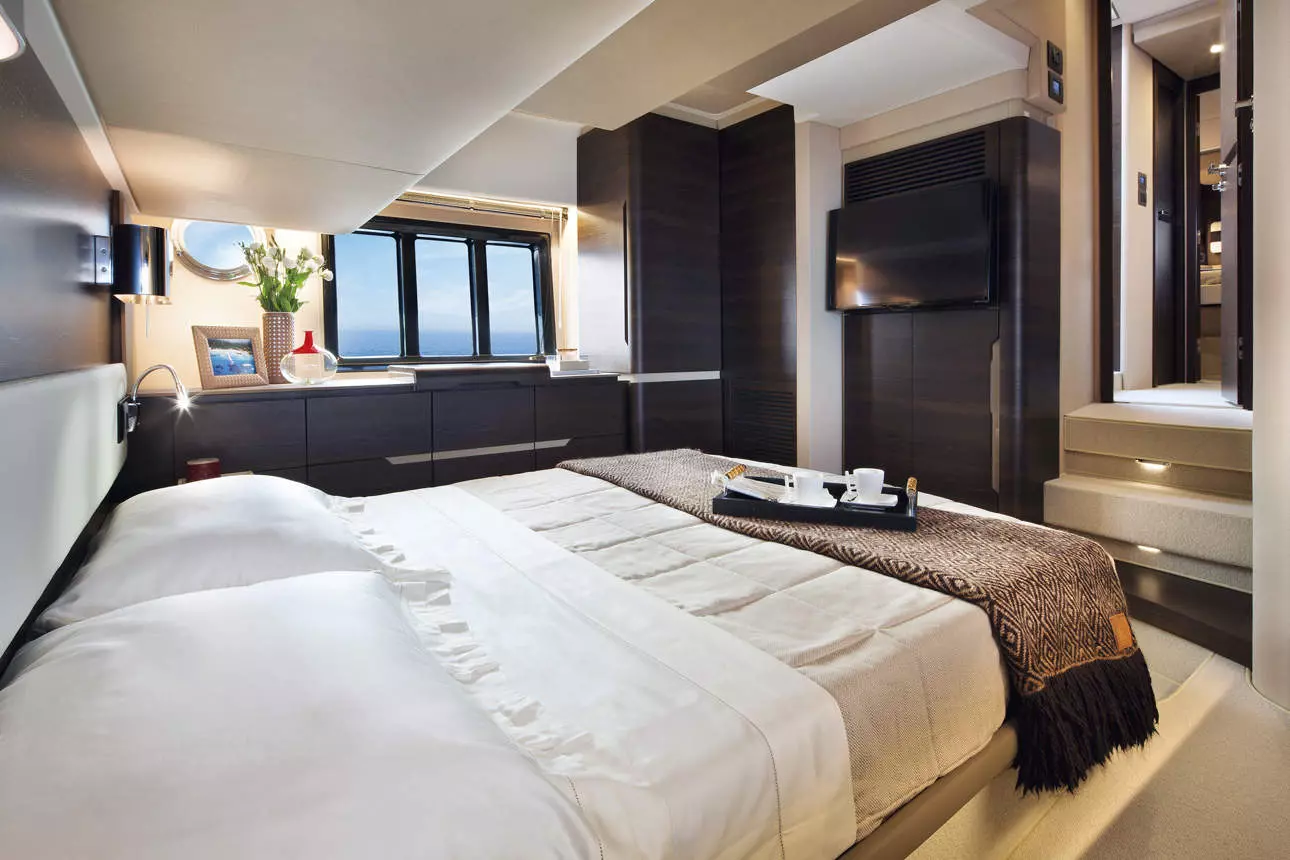 Azimut 50 Fly VIP kabina