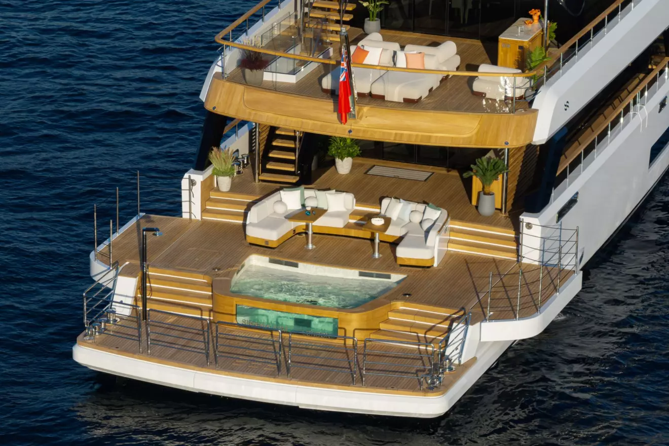 Sirena 42M - decks.jpg