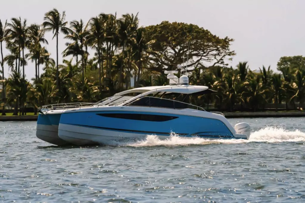 Four-Winns-TH36-motorni-katamaran-1024x683.jpg