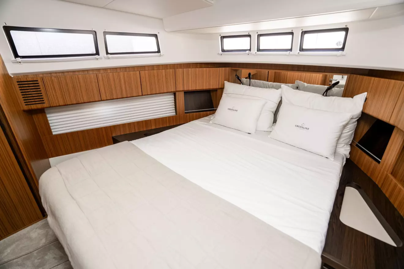 Greenline 42 - master cabin.jpg