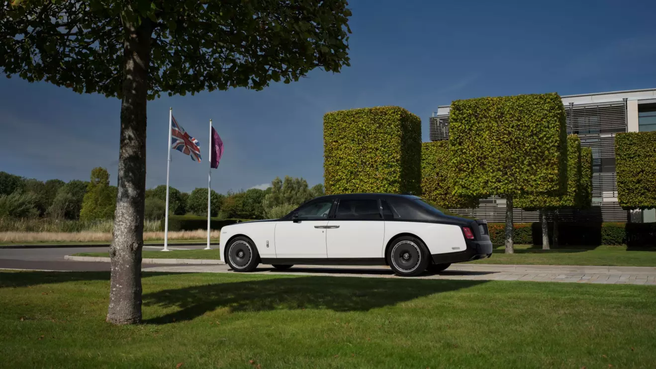 rolls roys phantom centenary - pogled straga.jpg