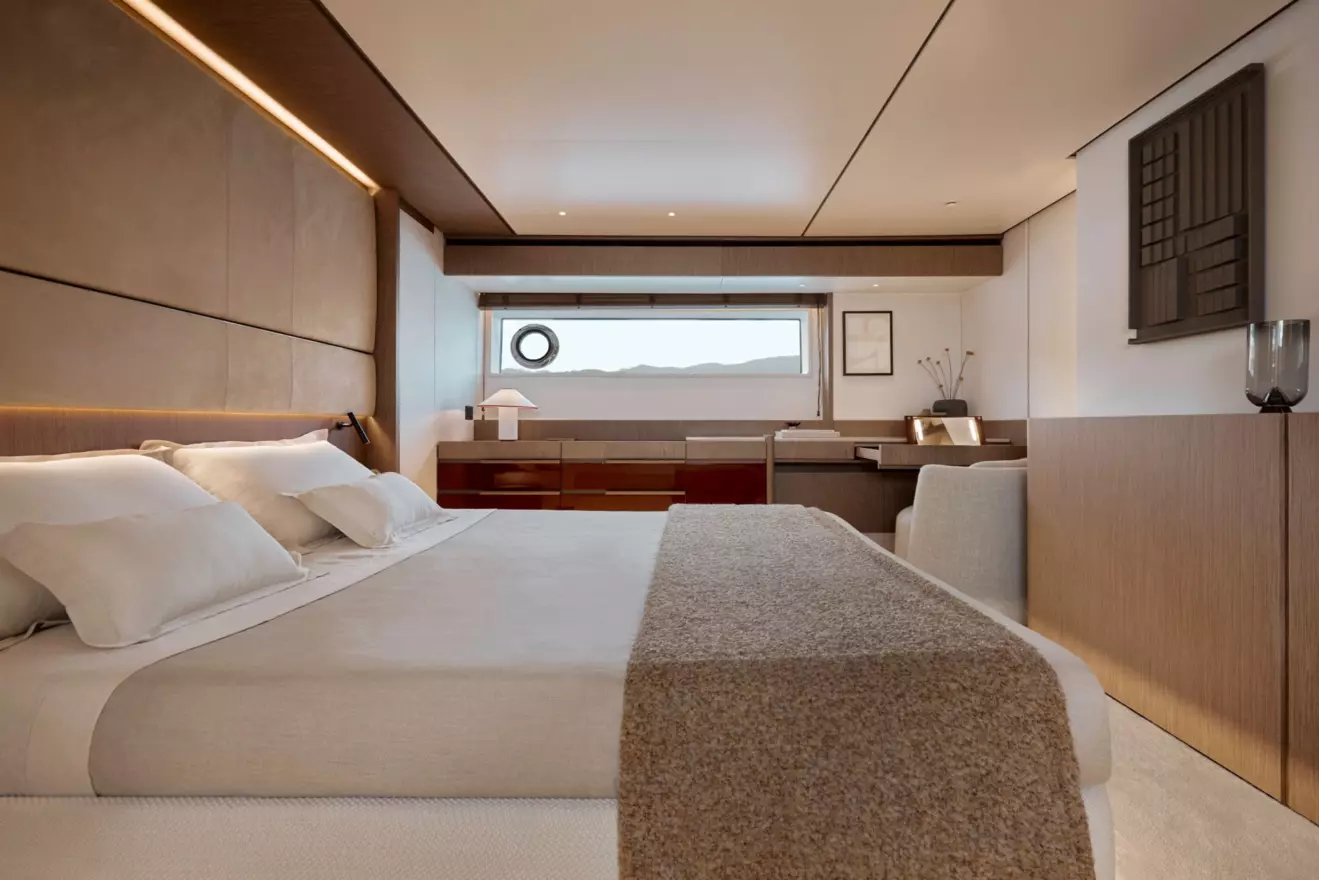 Azimut 82 Fly - master suite.jpg