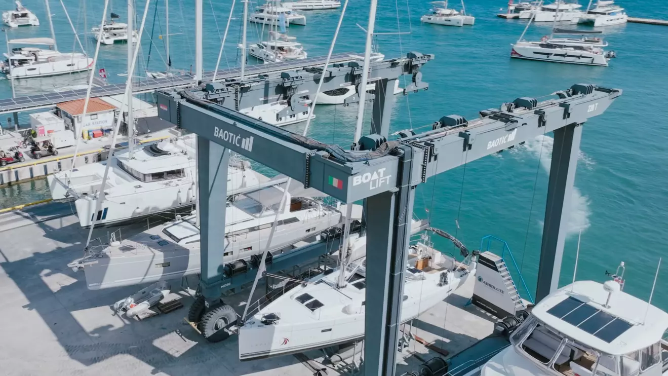 Marina Baotic-boat lift.jpg