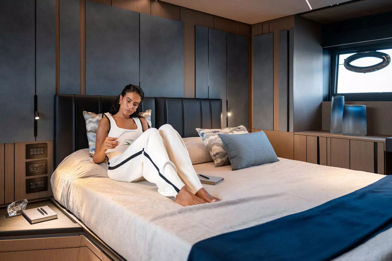 pershing-gtx80-vip-cabin-01.jpg
