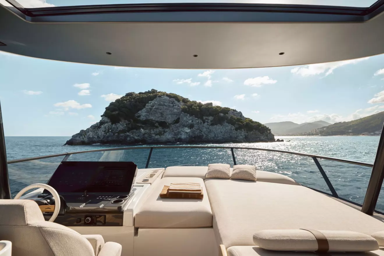 Azimut 82 Fly - flybridge helm station.jpg