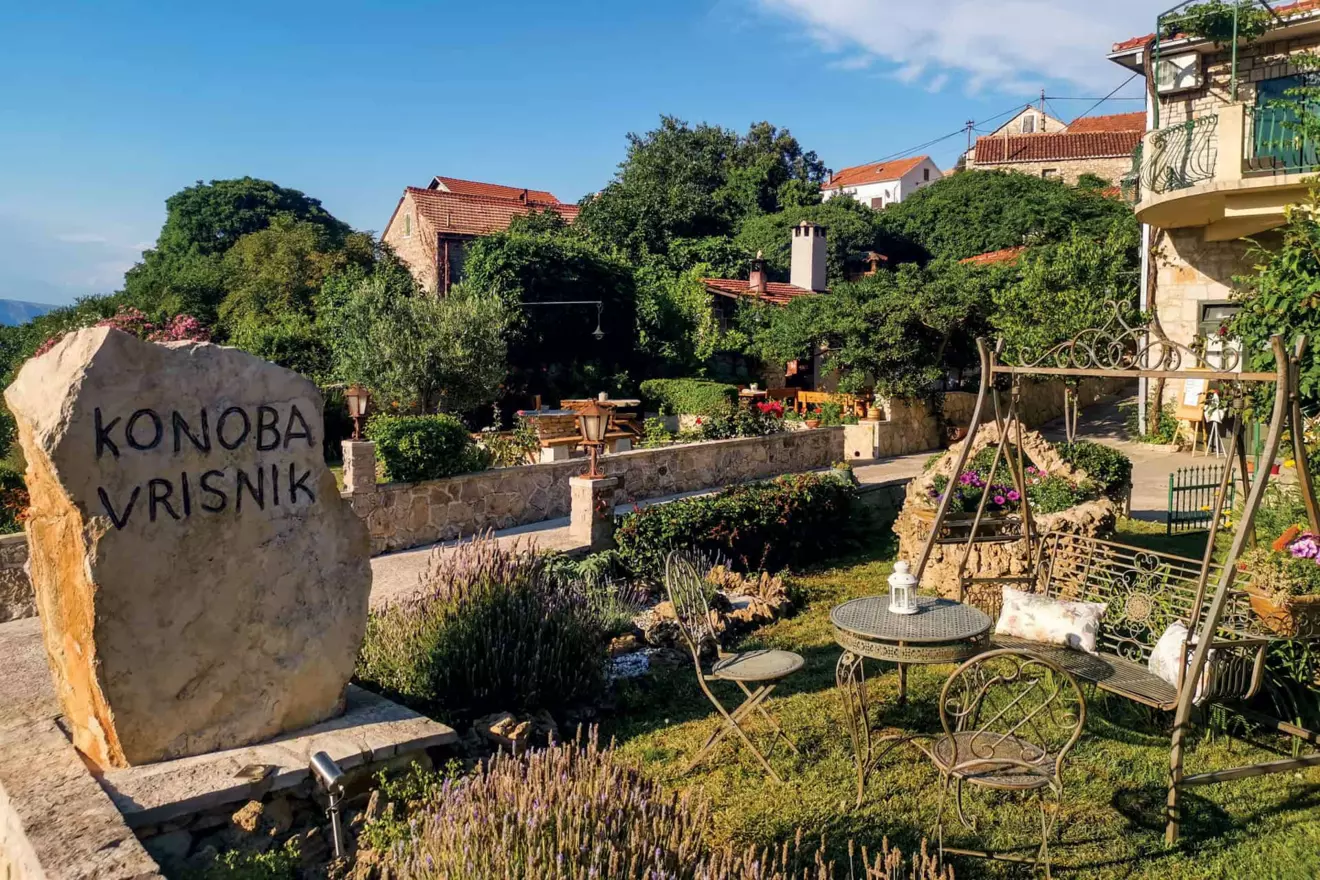 ovo je fotografija konoba vrisnik otok hvar